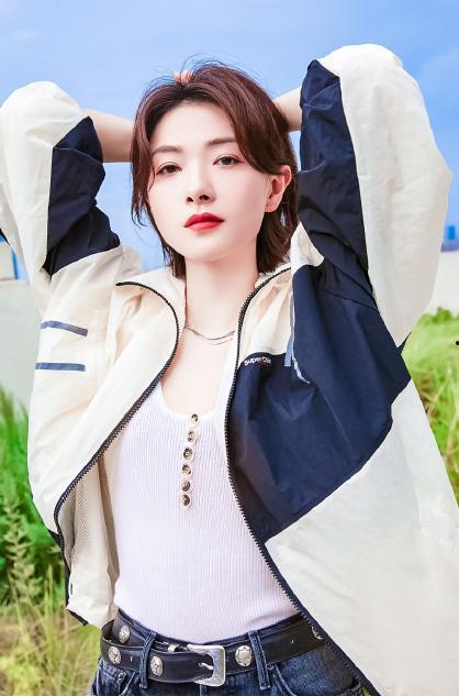 每日更新今日有料 万茜自爆一年潜七次,一年潜入七次，揭秘她的神秘生活